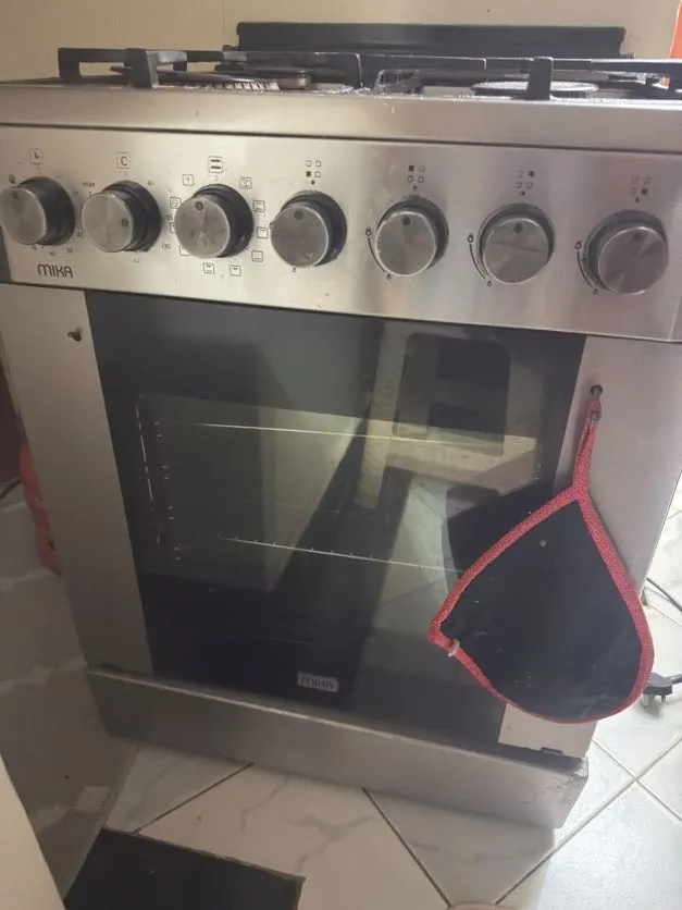 Stainless freestanding cooker with oven