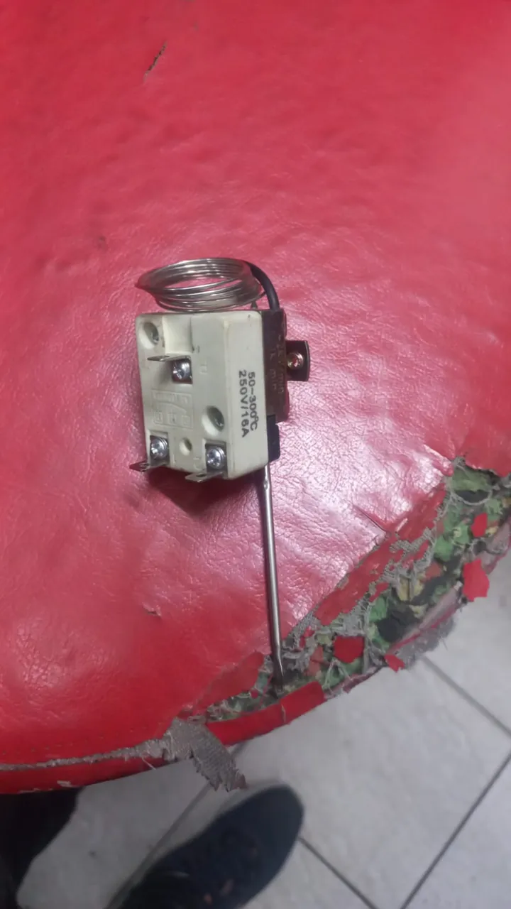 Fridge thermostat with its capillary tube